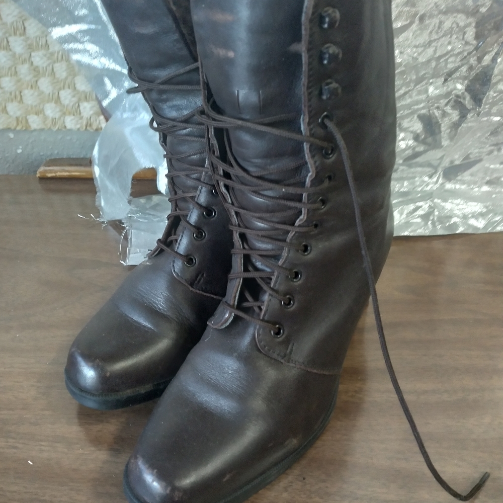 Woman's size 8 lace up boots